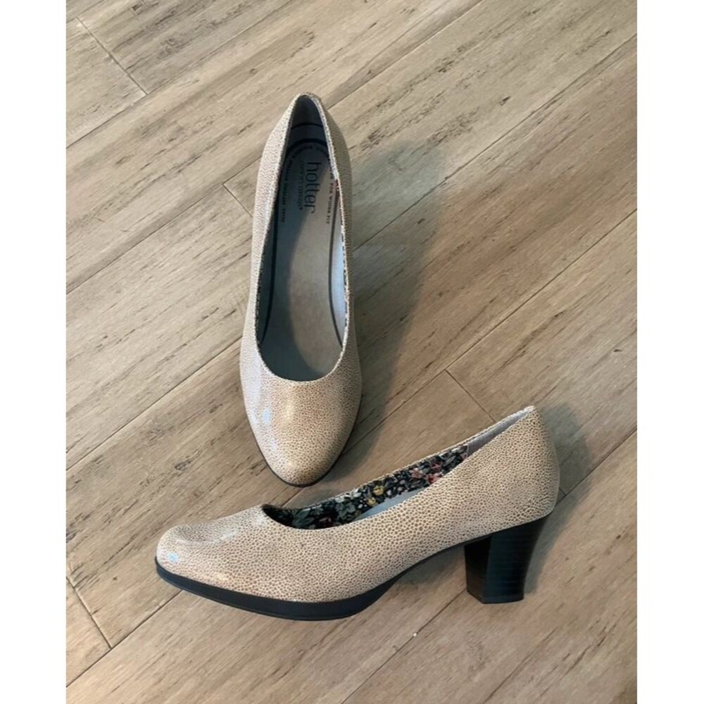 Hotter beige patterned women’s pump. Floral lining. Size 10